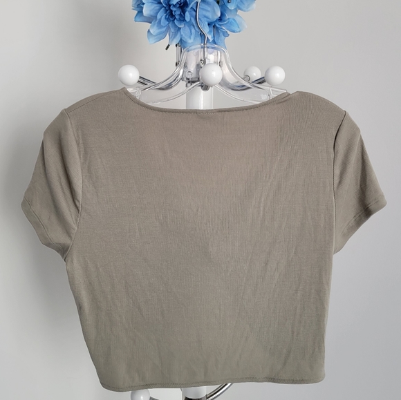 SUNDAY BEST // Twist Crop Top - Picture 2 of 2